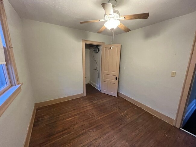 Building Photo - 3 bedroom home available in Rockford