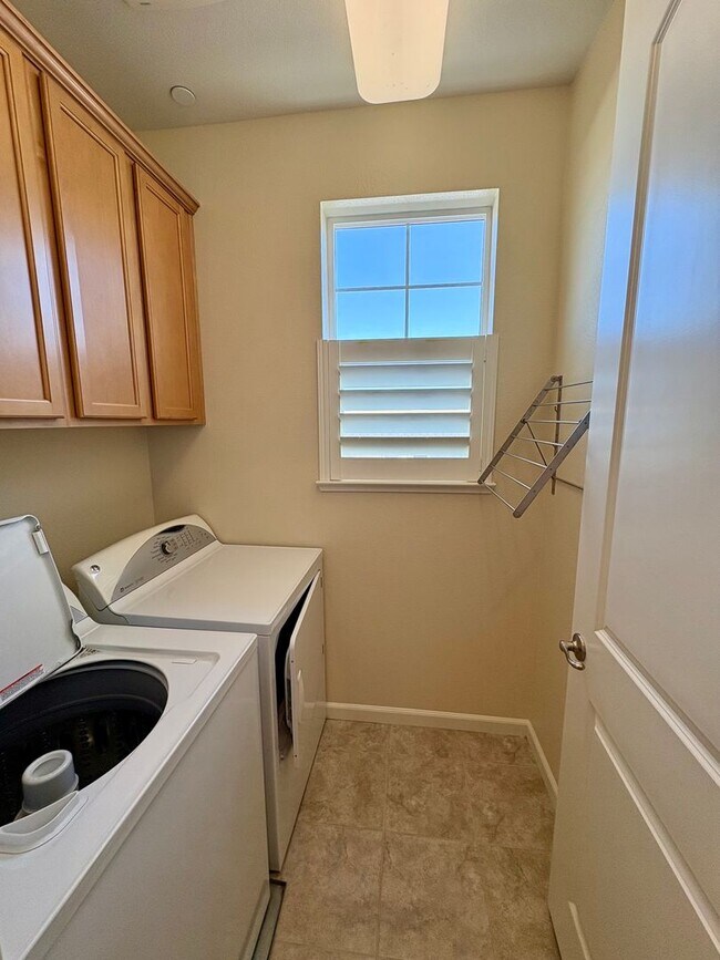 Building Photo - Spacious 4-Bedroom Townhouse