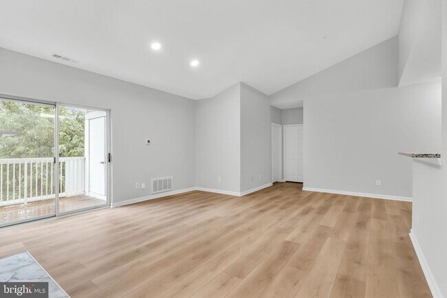 Building Photo - 1701 Lake Shore Crest Dr
