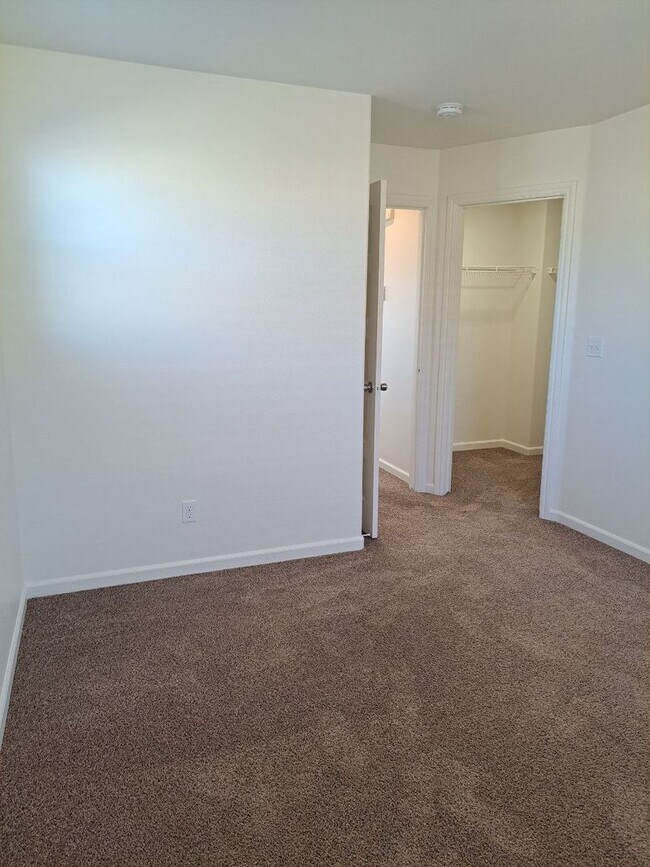 Building Photo - 1504 N Vanguard Way