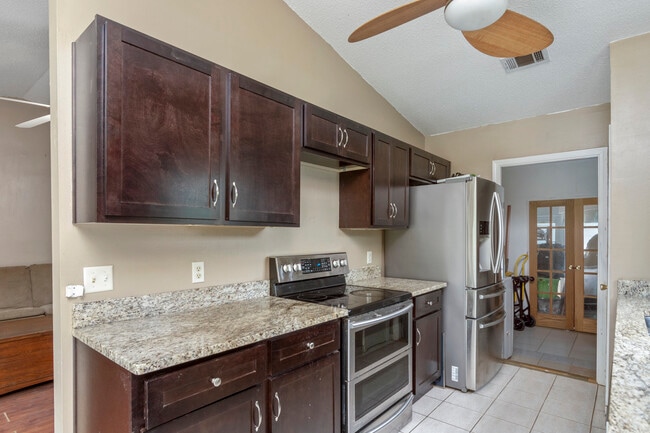 Building Photo - 14 Flora Cove