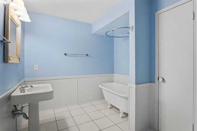 Building Photo - 1417 Welch St