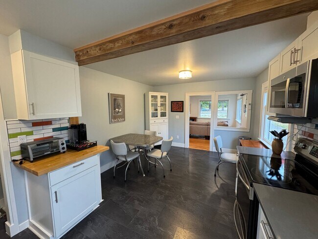 Building Photo - Charming Short Term Rental - 1-6 Month Lease