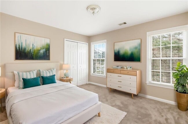 Building Photo - 310 Stoneleigh Dr SW