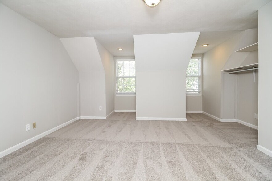 Building Photo - 2819 Weybridge Dr