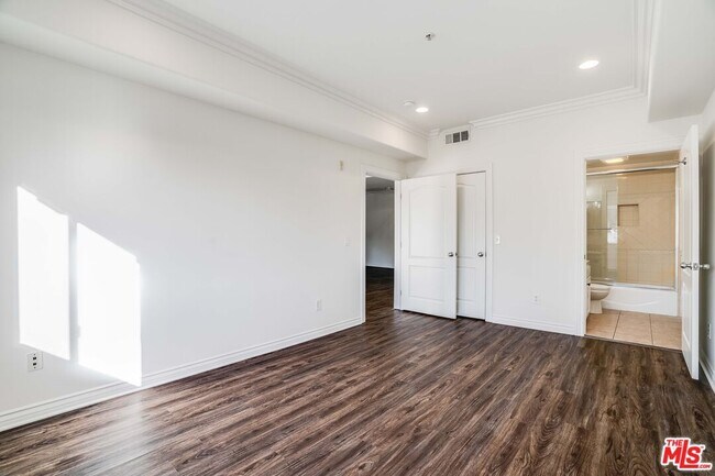 Building Photo - 3328 Oakhurst Ave