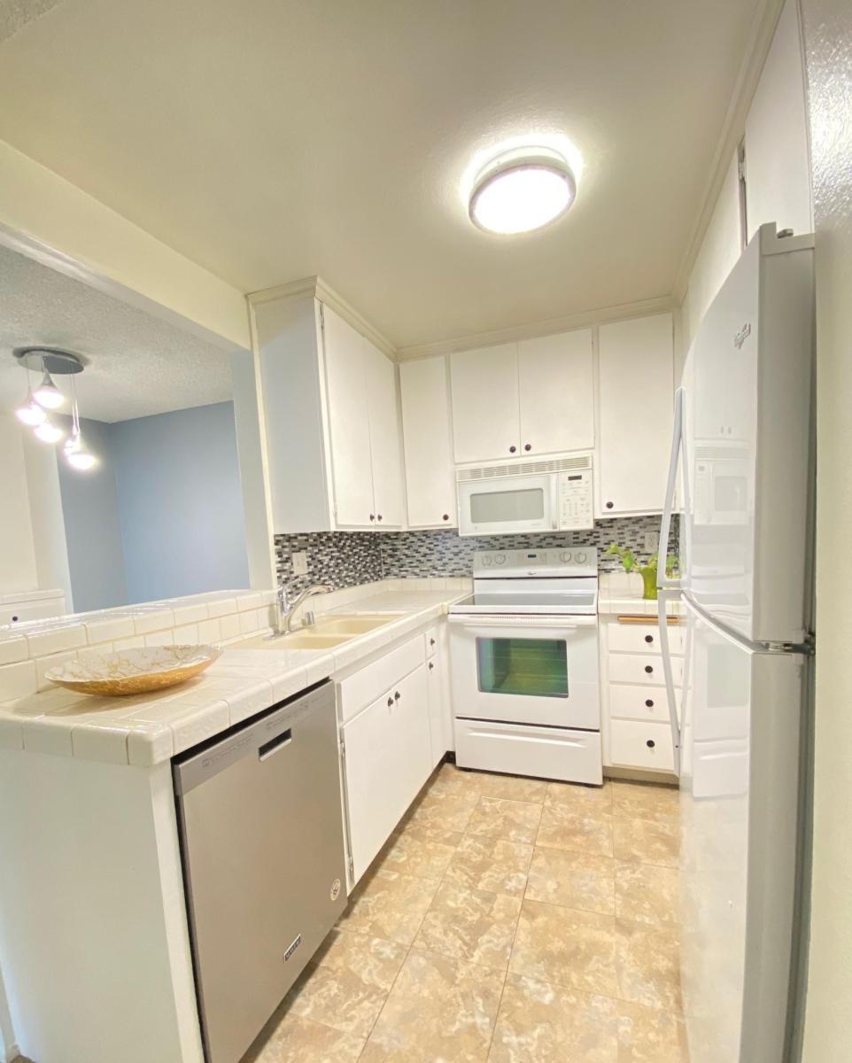 Building Photo - 355 S Los Robles Ave