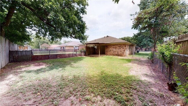 Building Photo - 809 Llano Pl