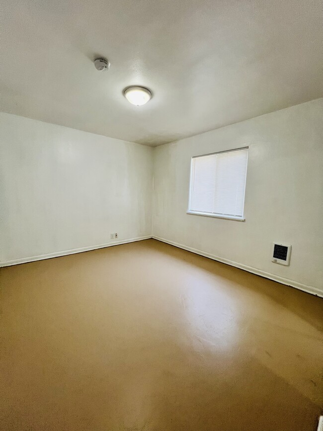 Building Photo - 118 W Birch St