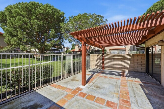 Building Photo - Beautifully Updated Townhome in Dana Point