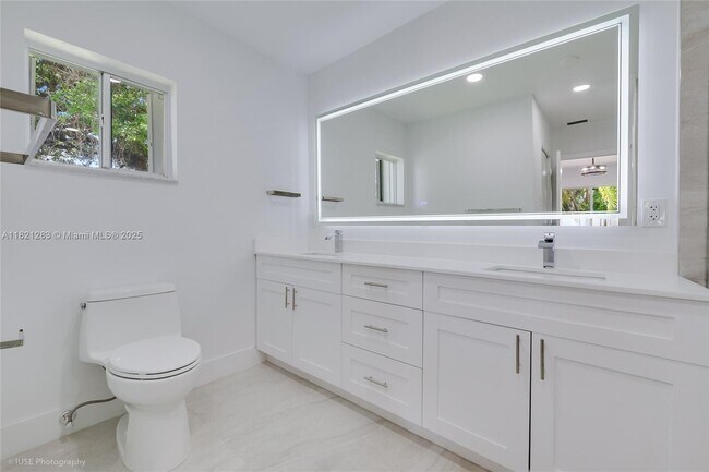 Building Photo - 6250 SW 62nd Pl