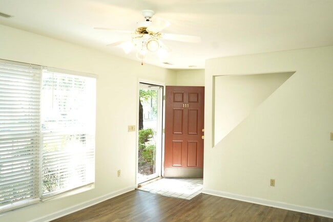 Building Photo - 111 Darien Terrace