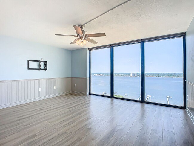 Building Photo - Stunning Penthouse Rental with Intracoasta...