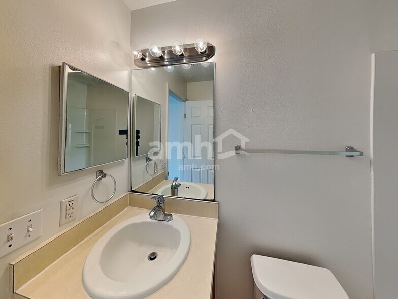 Building Photo - 5500 Paradise Cay Cir