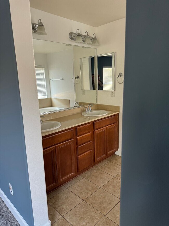 Building Photo - Beautiful South Reno Home!