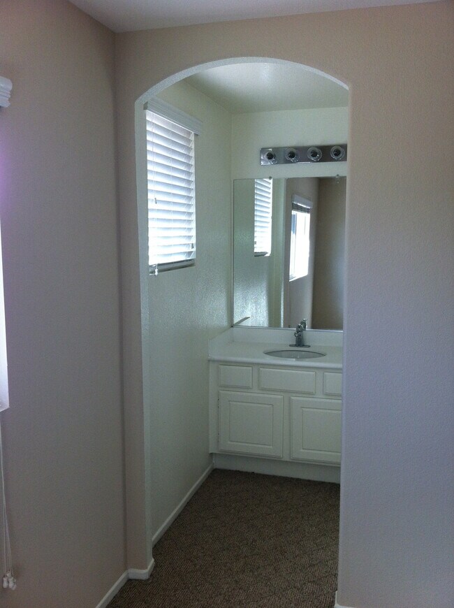 Building Photo - Beautiful 4 bedroom home in Eagle Ranch!