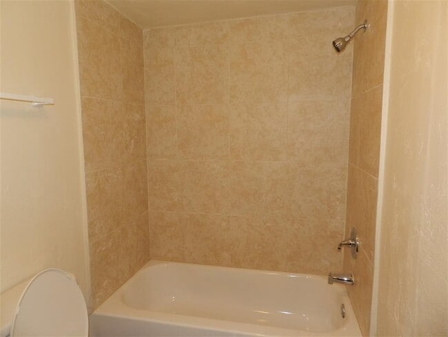 Building Photo - 3015 Thomas Dr