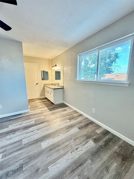 Building Photo - 734 Ticonderoga Dr