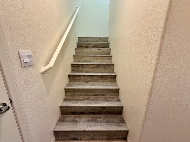 Building Photo - NEWLY UPGRADED 3 BED 2.5 BATH 2 CAR GARAGE...