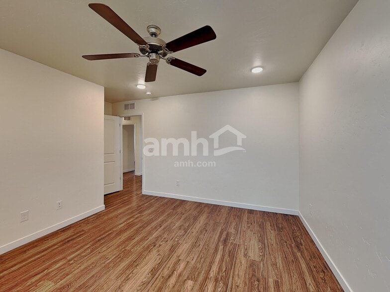 Building Photo - 898 N Garnet Creek Ave
