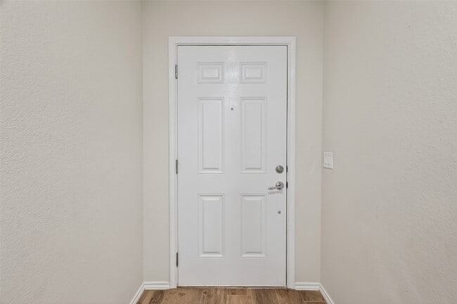 Building Photo - 827 Honeysuckle Vine Dr