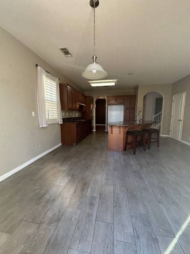 Building Photo - Beautiful 4 Bedroom Home Near Island Water...