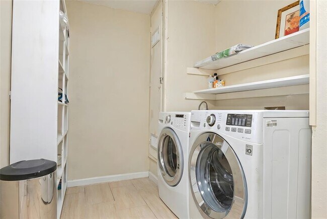 Building Photo - 12002 Swan Dr