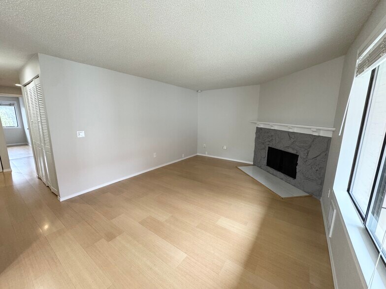 Building Photo - 15705 NE 18th St