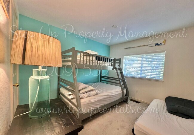 Building Photo - Charming 3-Bedroom Retreat in Gated Grovel...