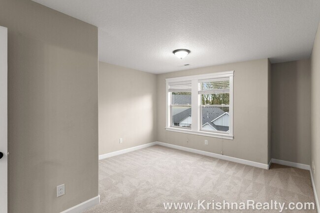 Building Photo - 4 Bedroom 3 Bath Upscale Luxury Fishers Landing Townhome