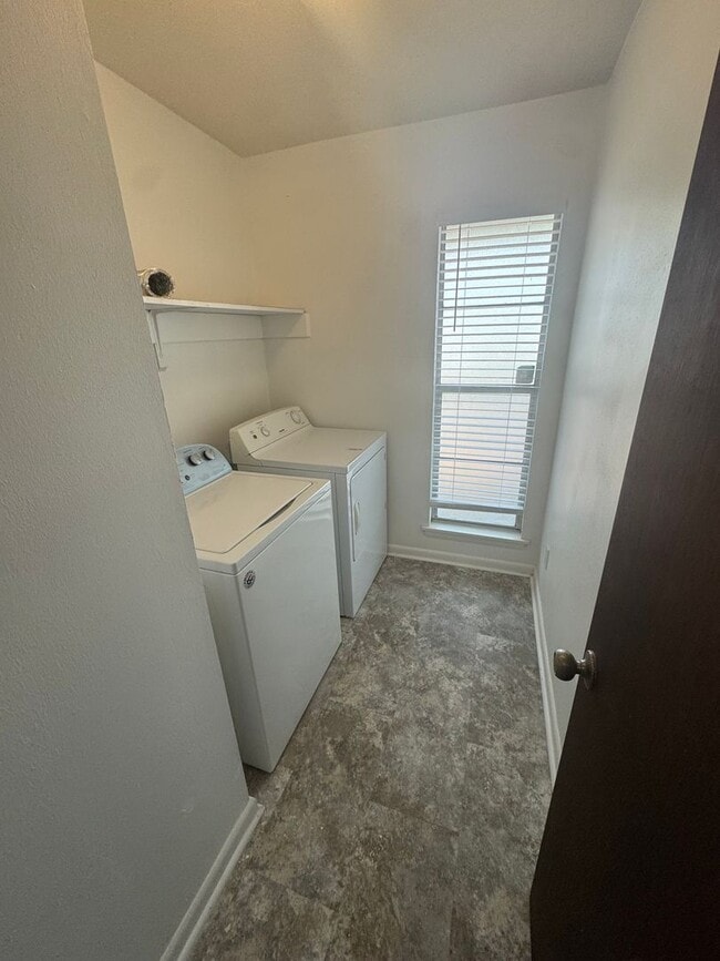 Building Photo - Charming and Spacious 2BR/2BA Townhome in Central Tallahassee