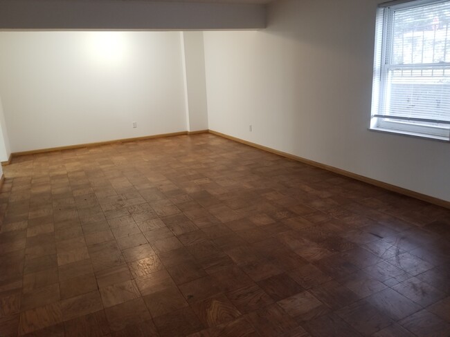 Building Photo - 163 Peyton St