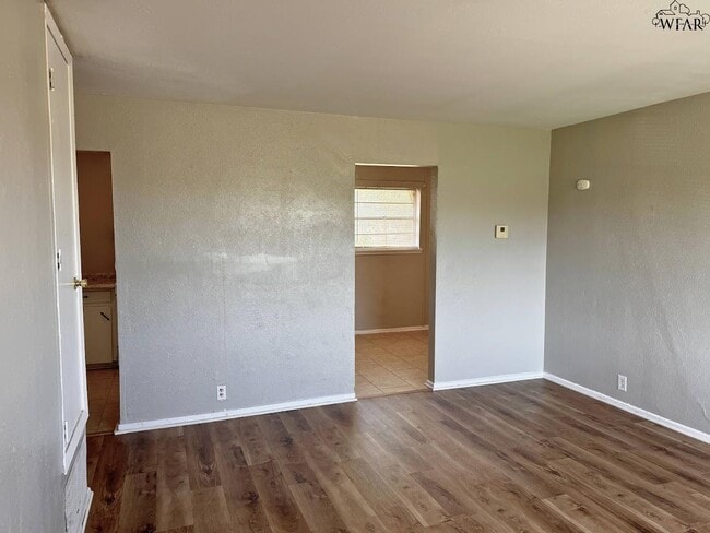 Building Photo - 1606 Central E Fwy