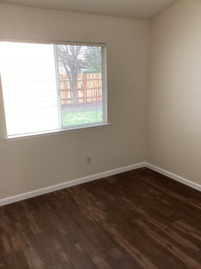 Building Photo - 3 Bedroom Home in Elk Grove