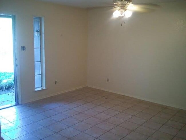 Building Photo - Pet Friendly 3 Bed, 2 Bath Brick Duplex : Easy to Qualify, Quiet Cul-de-Sac Location