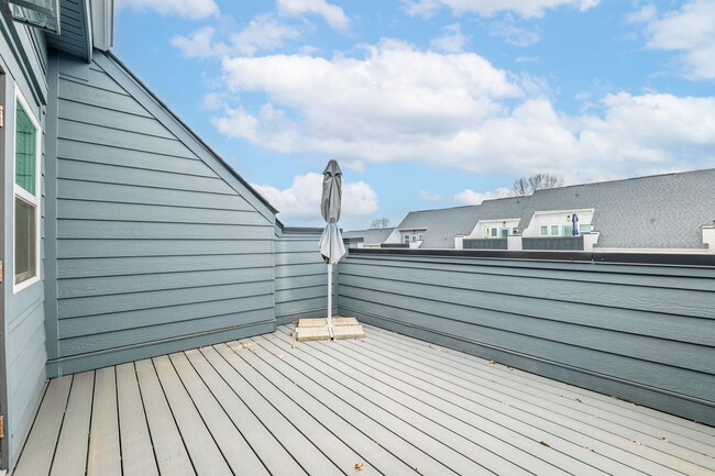 Building Photo - 644 W End Dr