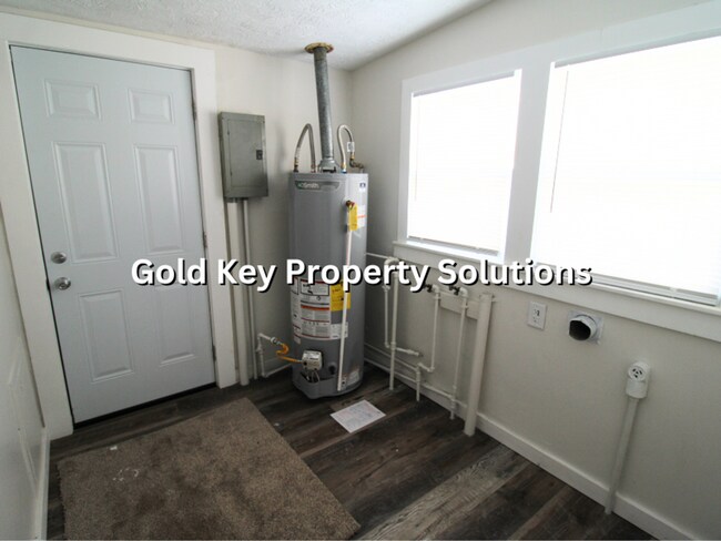 Building Photo - MUNCIE 3 BR 1 BA House with Garage and Covered Porch (SECTION 8 APPROVED)