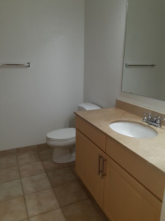 Building Photo - Annual unfurnished 2/2 luxury condo downto...