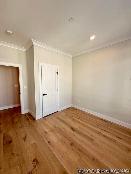 Building Photo - 157 Everett St