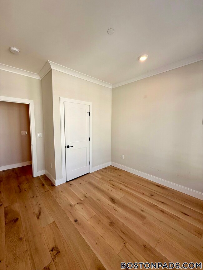 Building Photo - 157 Everett St