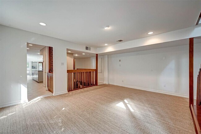 Building Photo - 8986 Chatsworth Dr