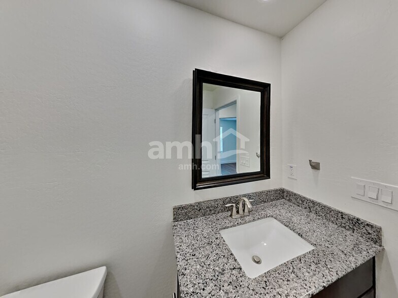 Building Photo - 647 W Hackamore Ave