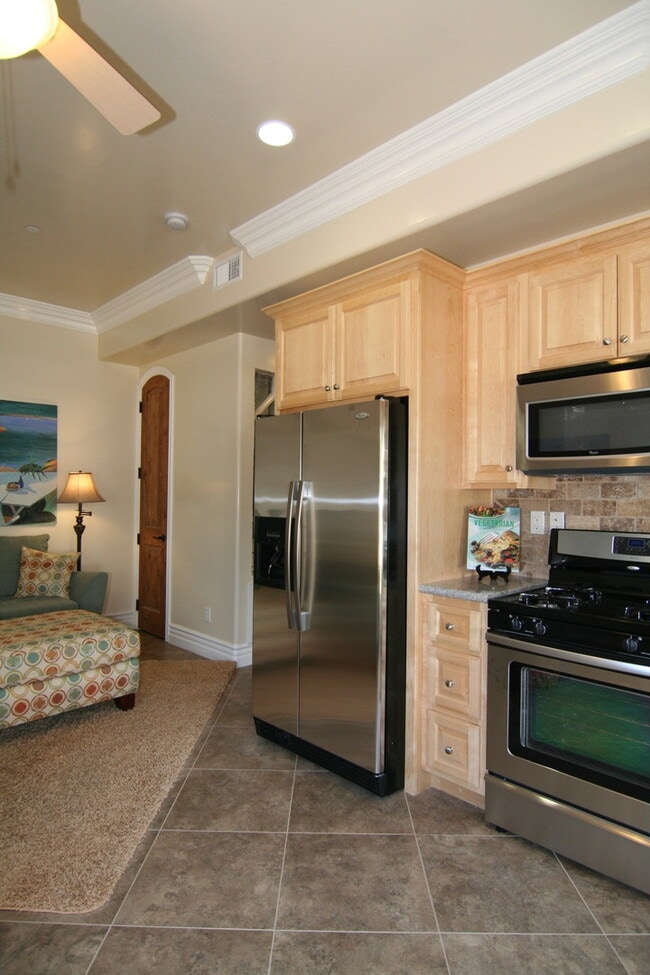 Building Photo - Charming 1 Bed / 1 Bath Duplex Close To Ca...