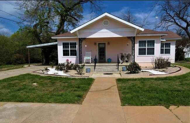 Primary Photo - 301 E Sandstone St