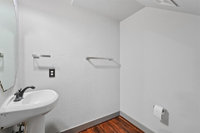 Building Photo - 26884 Wellington Ct