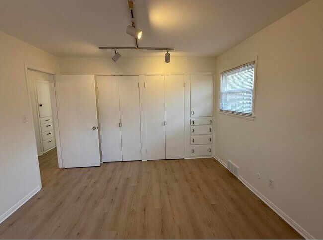 Building Photo - 30475 Birchway Dr