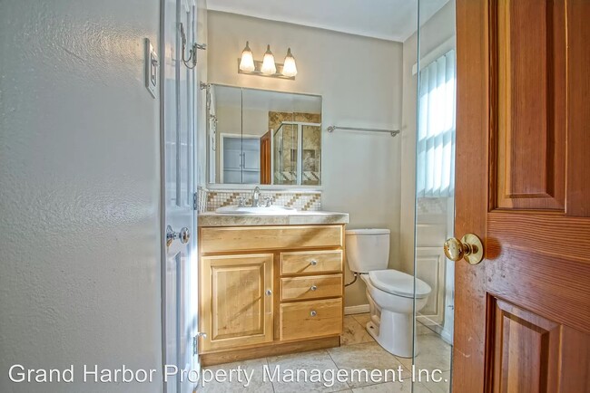 Second Bath Travertine Finish #1 - 2300 Oak Ave