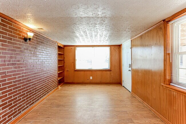 Building Photo - 5299 Sharon St