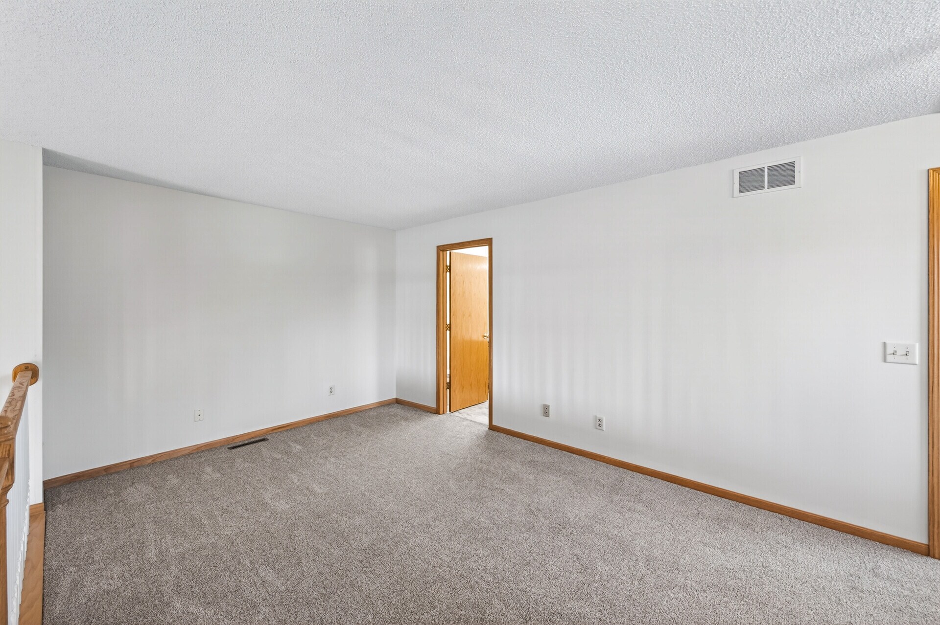 Building Photo - 475 Hickory Ln N