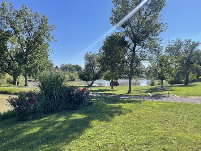 Building Photo - 3154 Lakeside Dr